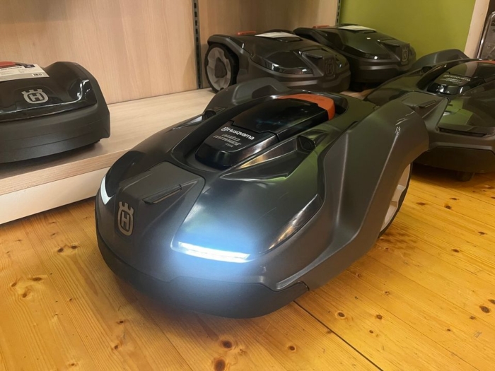 Kui ka robotitele tuleks aastamaks ja registreerimismaks, siis see oleks küll robot, mida soovitan osta. Kasutatud, aga igati korralik 450X. Täis ökopill. Saad oma 5000+ m2 (0,5 ha) muruala ilusti sellega niidetud, ilma et peaksid välja käima 5000+ eurot. Saad selle roboti kätte ei vähem ega rohkem kui 2890 euroga. Natuke pead kevadeks veel paigalduse ja paigaldusmaterjali jaoks varuma, kuid see on juba sümboolsem väljaminek.
Tegu on KOMISJONIMÜÜGIS oleva kasutatud robotiga. Robotil esineb kriimustusi, kuid ta näeb ka kriimustustega endiselt väga kobe välja.
Enne müüki on läbinud ka põhjaliku tehnilise kontrolli ning hoolduse. Et uuel omanikul kõik sujuks, siis on vahetusse läinud järgmised osad:
Aku 18V 5000 mAh Li-Ion (uuemad variandid) – 2tk
Korpuse kummitihend 5,0mm x 182cm – 1tk
Korpuse kummitihend 5,0mm x 50cm – 1tk
Ekraani komplekt robotniidukile – 1tk
STOP lukusti pealmisele korpusekaanele – 1tk
Lõiketera HUSQ AM, tavaline – 3tk
Laadimisjaama toitejuhe 10m – 1tk
Vaata lähemalt ka siit:
https://soovipood.ee/automower-450x-kasutatud-korralik/